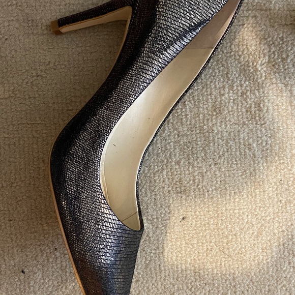 New size 8 Guess Metallic Pumps - Picture 2 of 3